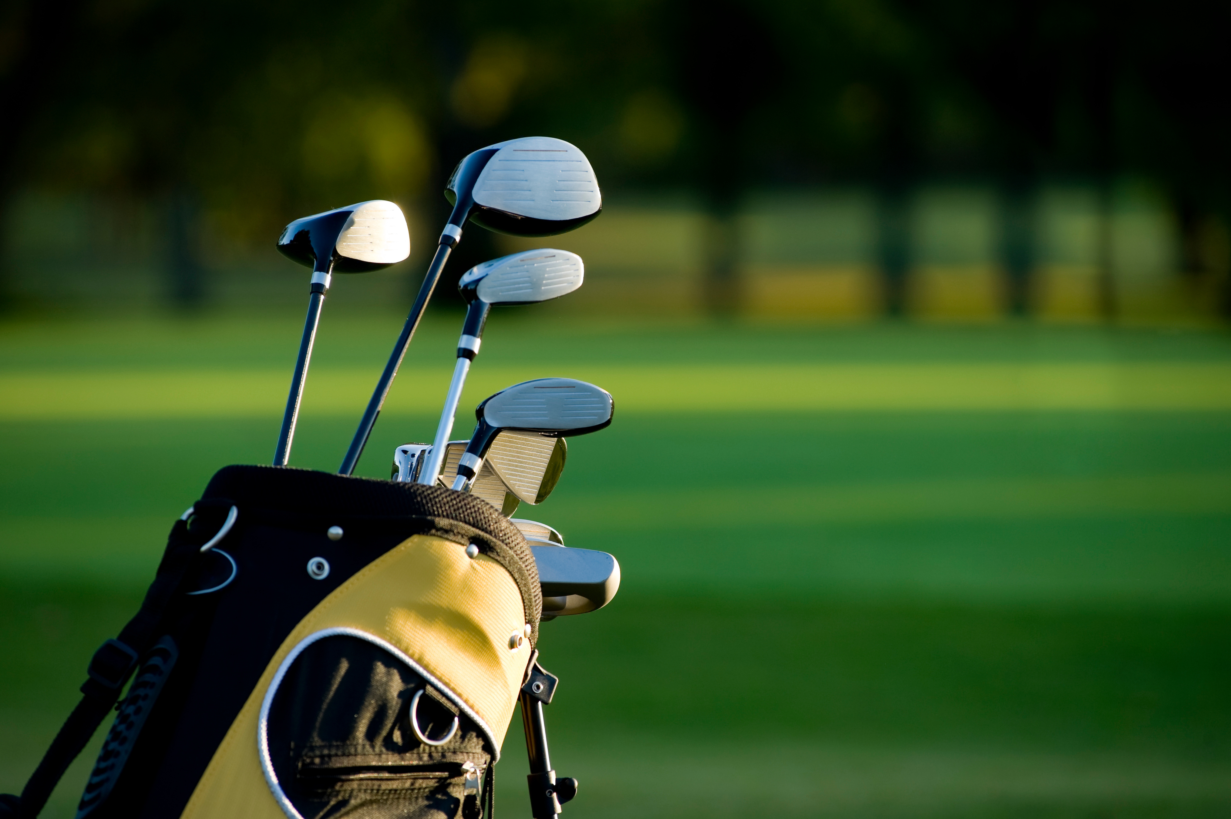 A picture of a golfer's bag who knows how to choose golf clubs.